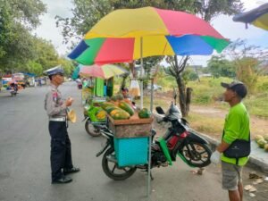 Satlantas Polres Kediri Kota Sampaikan Himbauan Kamseltibcarlantas Di Gor Jayabaya