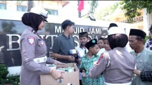 Srikandi Giri Satlantas Polres Gresik Hadir di Tengah Masyarakat, Jaga Keamanan dan Berbagi Berkah Jumat