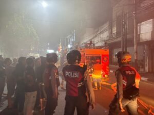 Bantu Padamkan Kebakaran Yang Buat Panik Warga,Sat Samapta Dan Mobil Rantis AWC Polres Kediri Kota Di Terjunkan Ke Lokasi