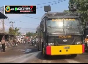 Polres Gresik Terjunkan Water Cannon Respon Keluhan Warga Soal Jalan Berdebu Imbas Proyek Pelebaran