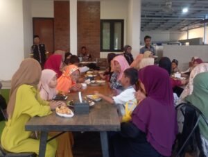 LSM GMBI Distrik Gresik Gelar Santunan Anak Yatim dan Duafa dalam Nuansa Kebersamaan di Warung Pandan Sari
