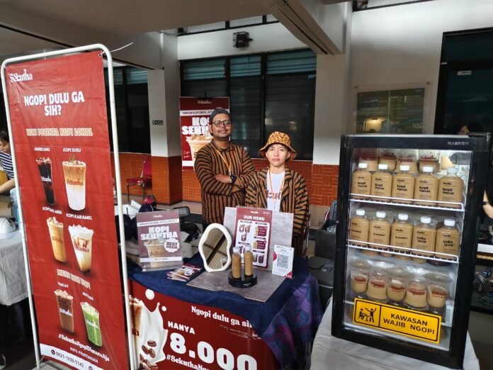 Barista Berblangkon Ramaikan UNNOFEST, Kopi Sekutha Tawarkan Sensasi Ngopi ala Tradisi Jawa