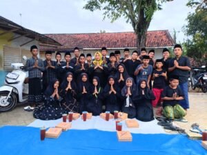 MENGADAKAN PONDOK RAMADHAN DI RUANG KELAS DAN BERBUKA BERSAMA DI HALAMAN SEKOLAH