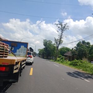 KEMACETAN DI TANAH MERAH MEMBUAT SOPIR RESAH KARENA TIDAK ADA ANGGOTA POLISI LALU LINTAS DARI POLRES BANGKALAN DI LOKASI KEMACETAN