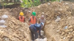 KEPALA SEKOLAH SDN TLAGAH 2 MELAKUKQN PELETAKAN BATU PERTAMA UNTUK PEMBANGUNAN GEDUNG SEKOLAH BARU