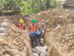KEPALA SEKOLAH SDN TLAGAH 2 MELAKUKQN PELETAKAN BATU PERTAMA UNTUK PEMBANGUNAN GEDUNG SEKOLAH BARU