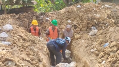 KEPALA SEKOLAH SDN TLAGAH 2 MELAKUKQN PELETAKAN BATU PERTAMA UNTUK PEMBANGUNAN GEDUNG SEKOLAH BARU